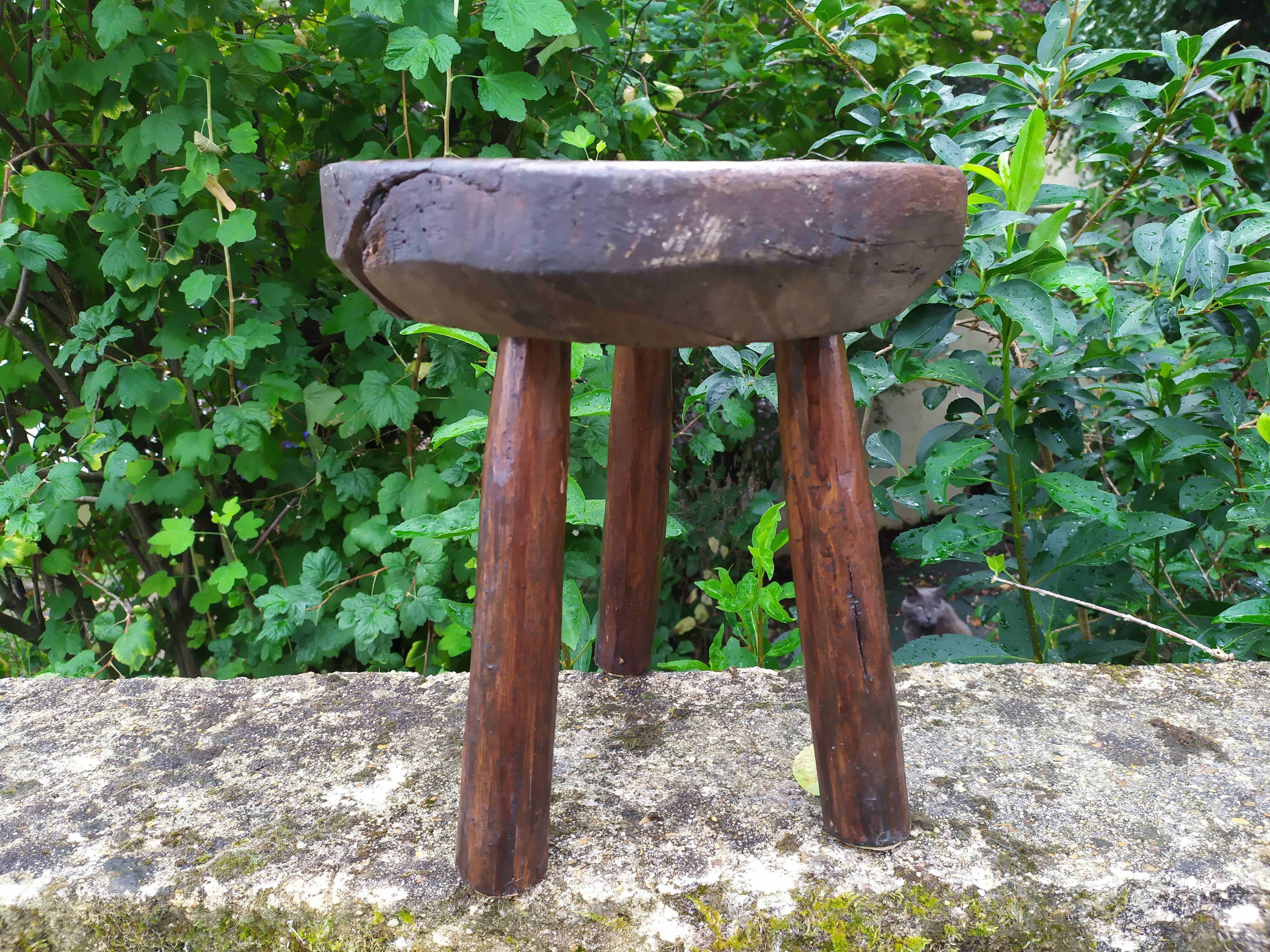 Tabouret tripode en bois brut