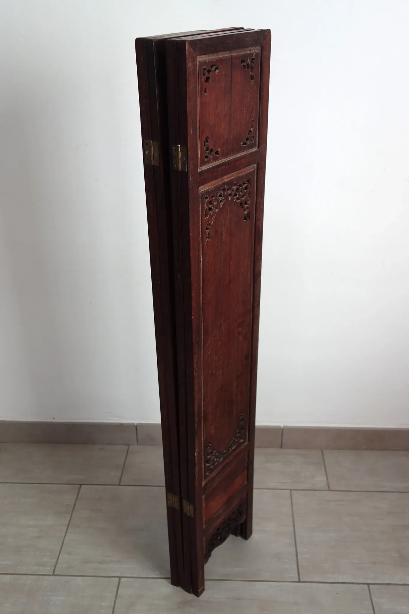 Asian screen in carved wood and mother-of-pearl marquetry.