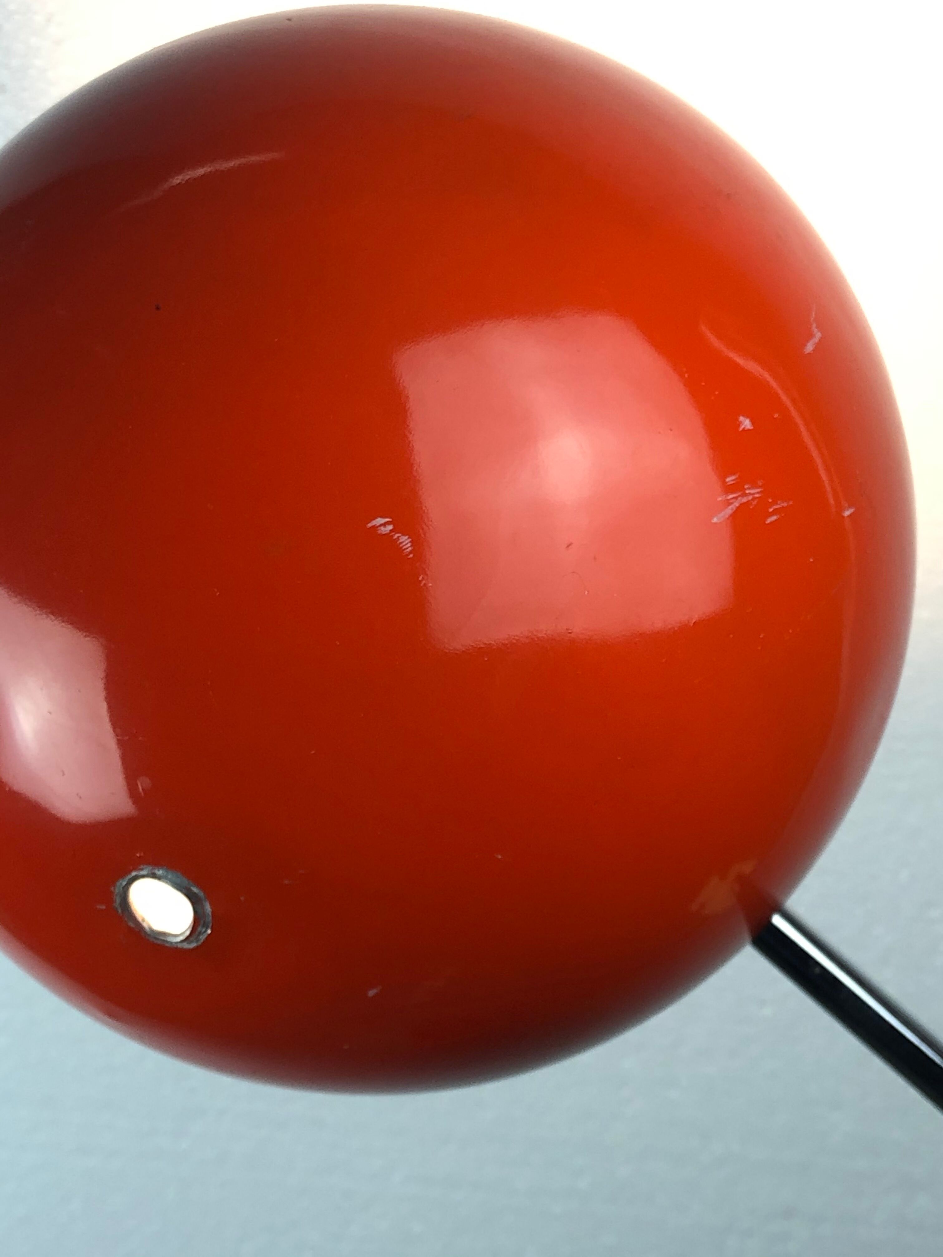 Lampe sur pied articulée italie en métal laqué orange et chromé