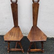 2 chaises à trois pieds en bois massif