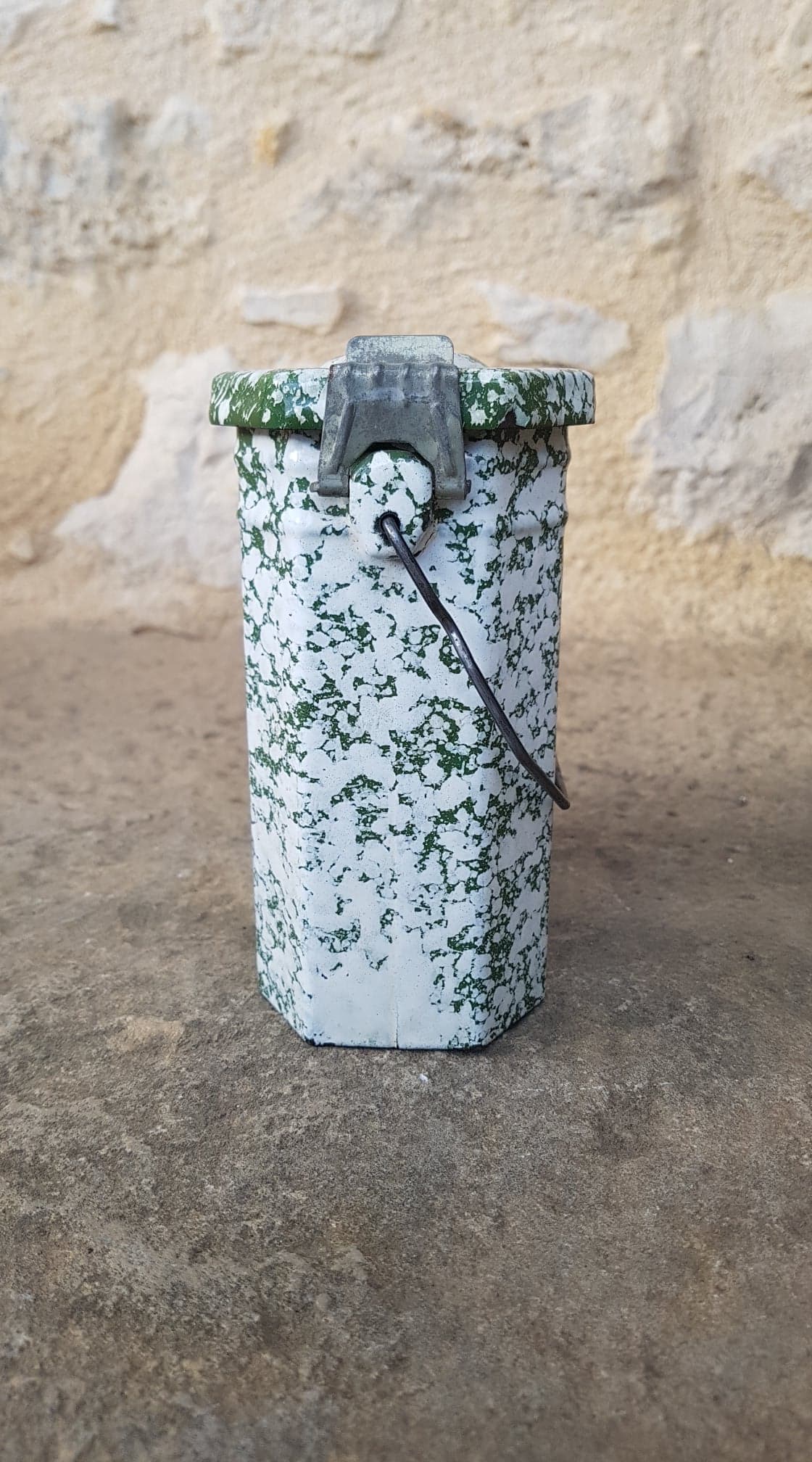 Enamelled sheet metal box