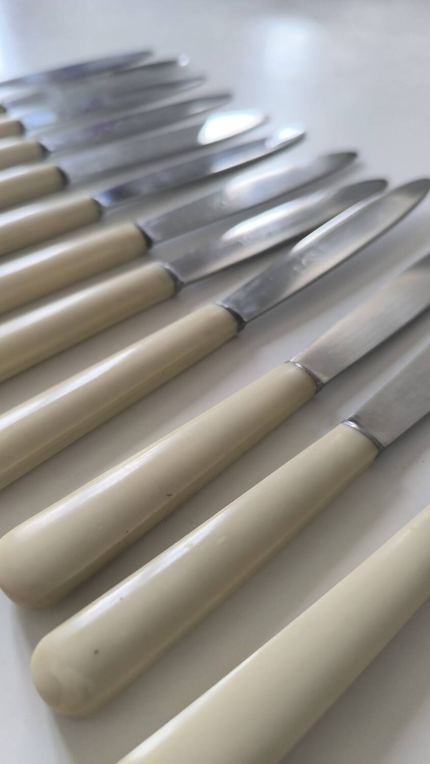 Set of 12 Bakelite knives