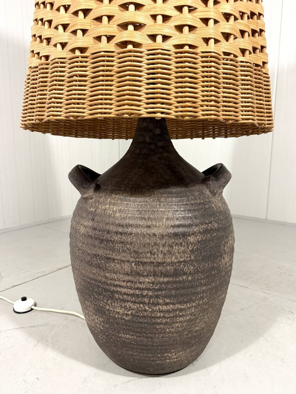 Grand lampadaire amphore en poterie avec abat-jour en rotin des années 1960