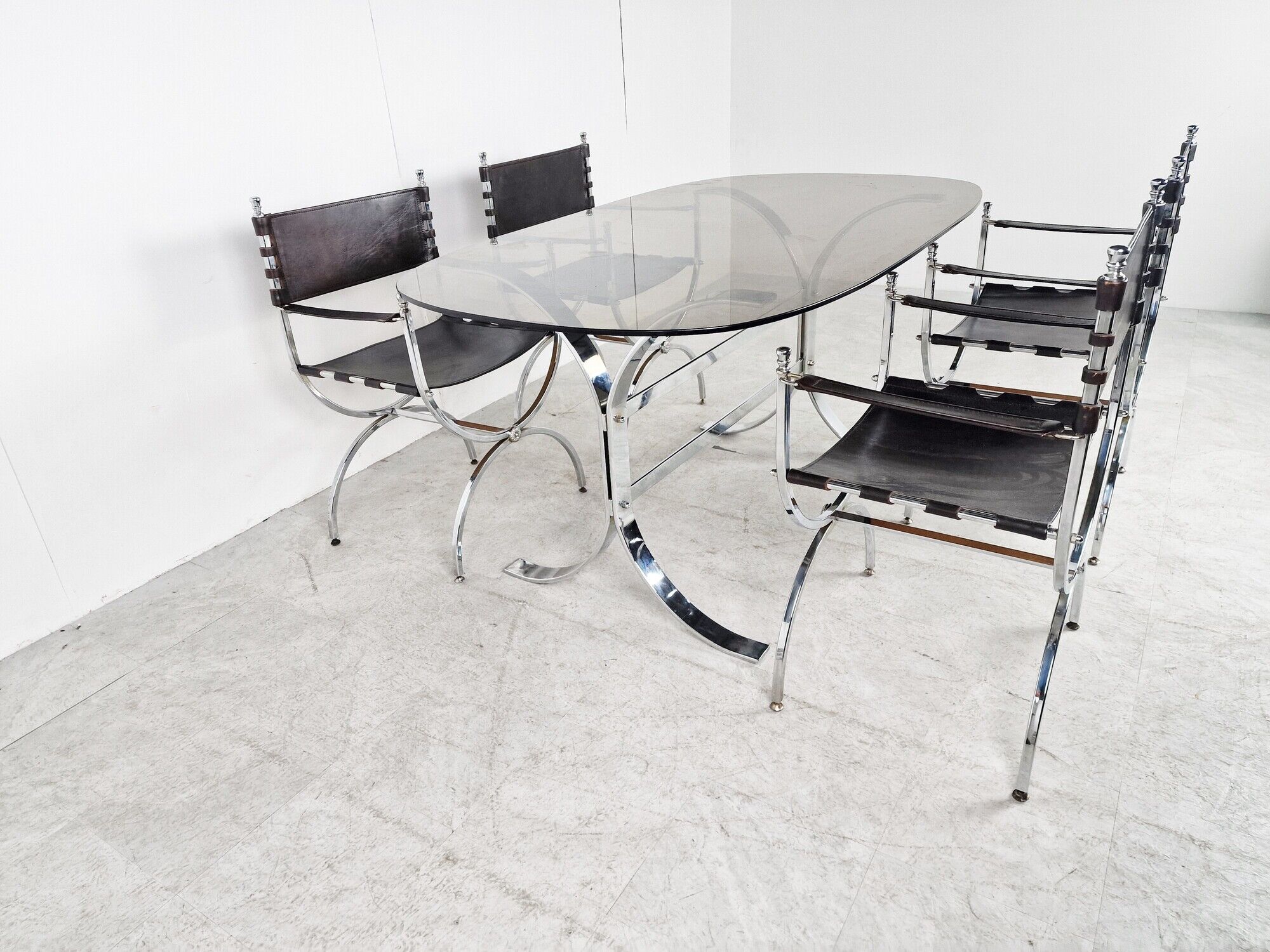 Chaises et table, années 1960