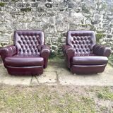 Paire de fauteuils capitonnés en skaï aubergine