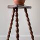 Tabouret en bois tripode tourné vintage