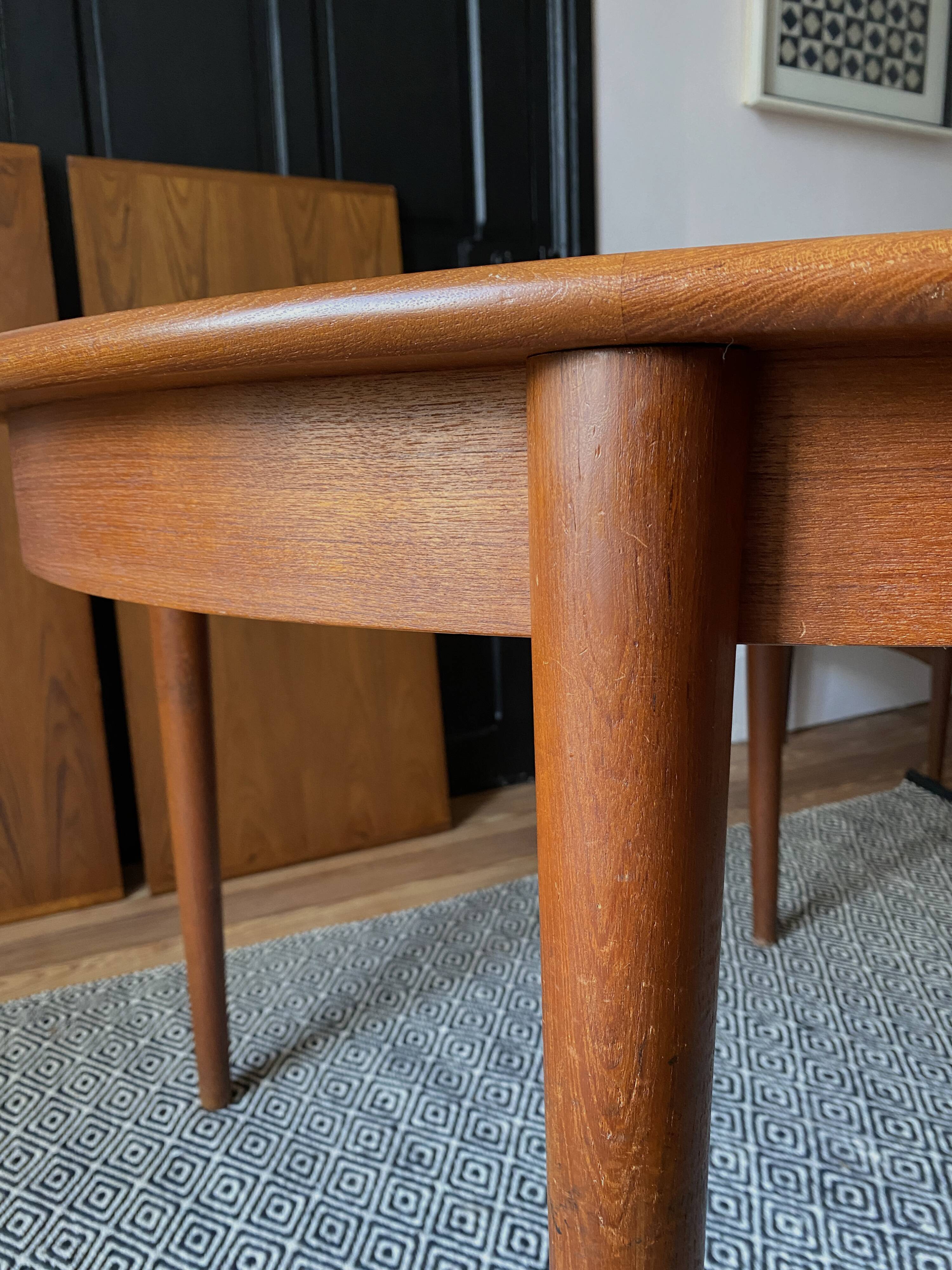 Table ronde extensible en bois de teck Scandinave signée, Danemark 1960