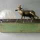 Lampe Art Deco avec une biche et son globe en verre d'origine