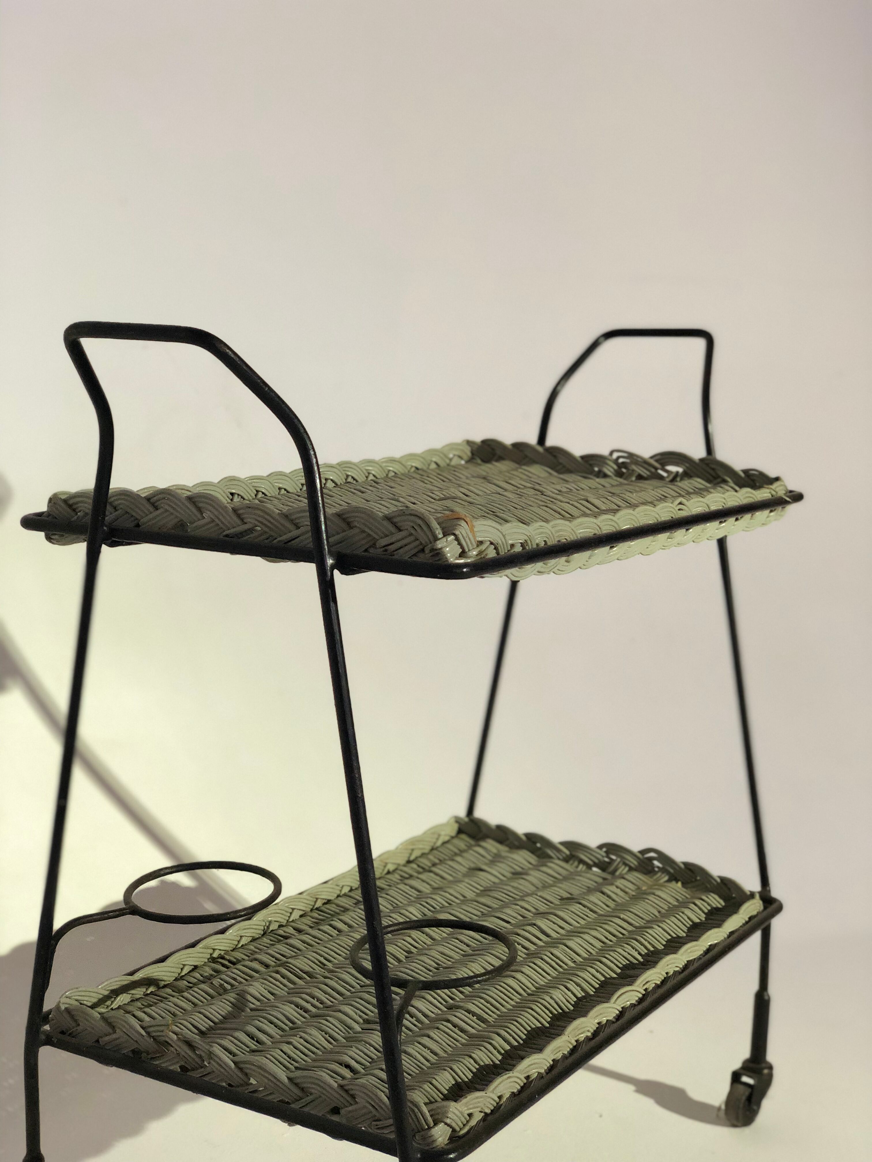 Table roulante vintage rotin et métal 1960
