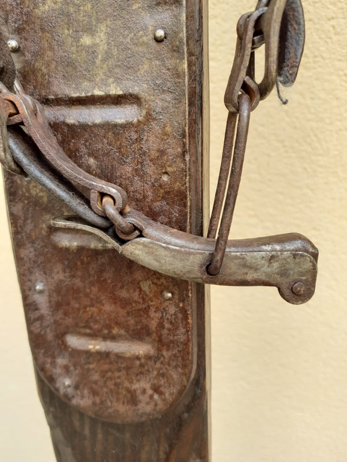 Ancienne paire de skis en bois