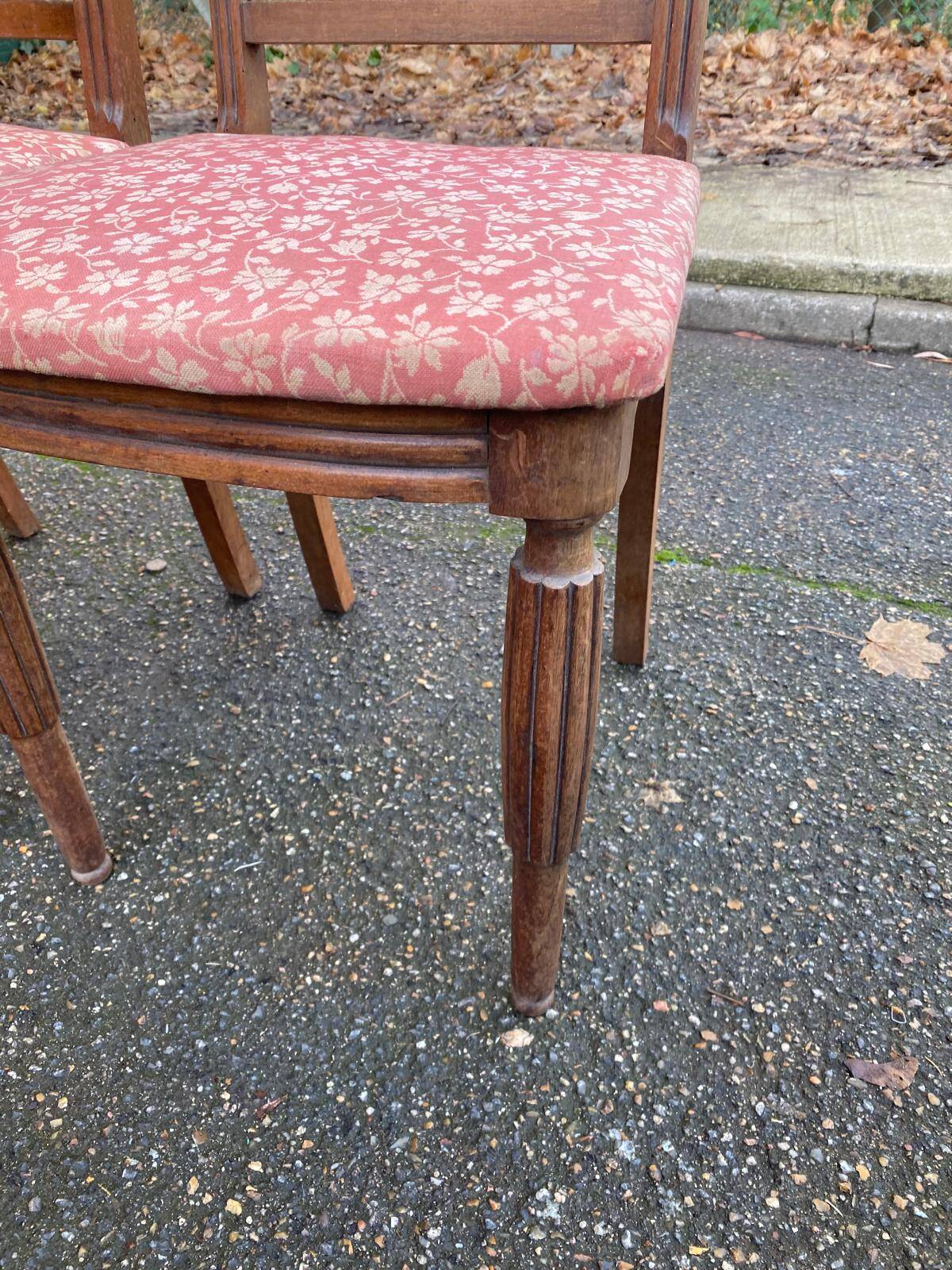 2 chaises sculptées en bois massif et tissu art déco 1950