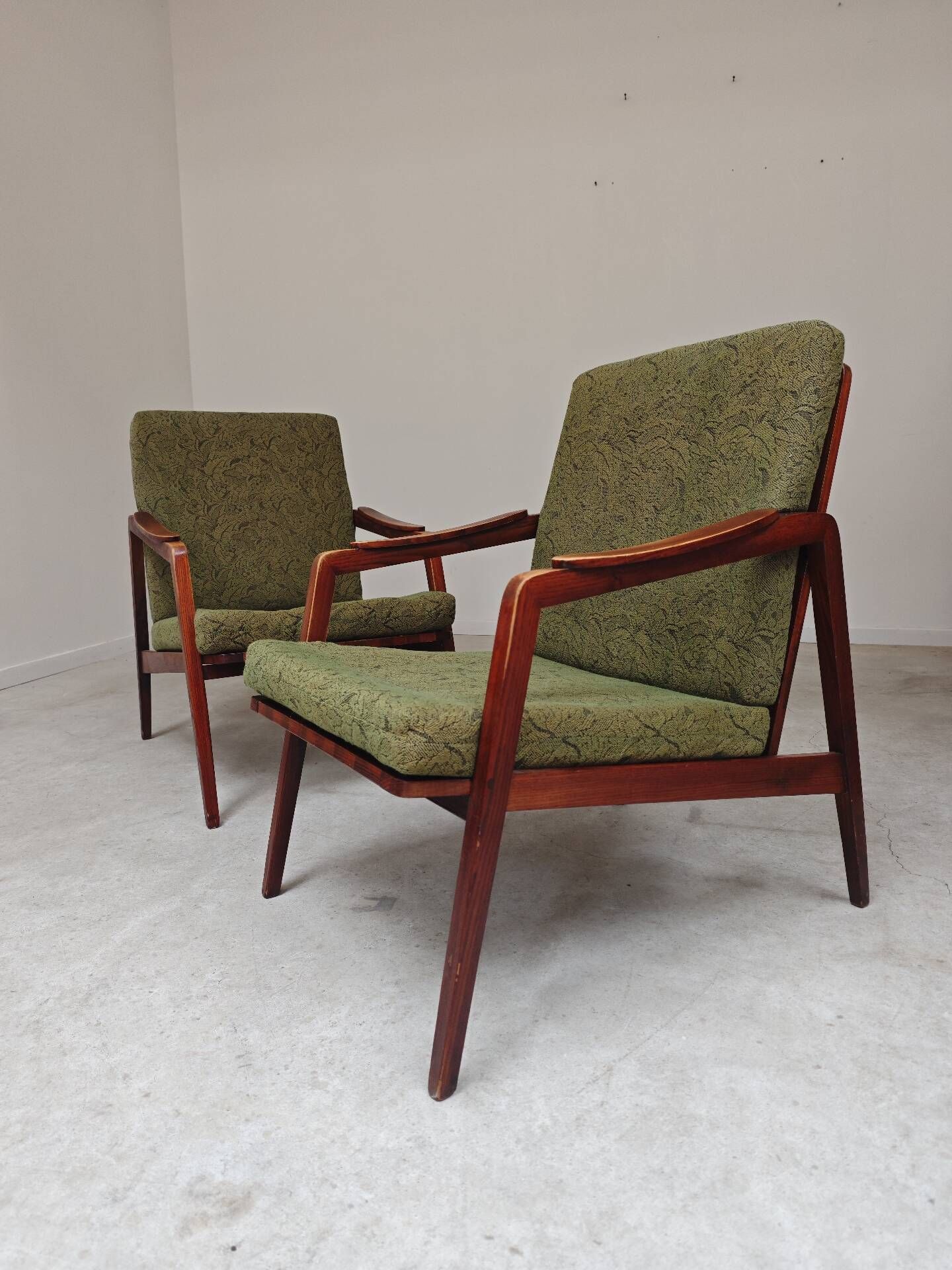 Pair of wooden armchairs Uluv green fabric 1960