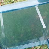 Table d’appoint vintage en plexiglas bleu et acier – Marc Berthier pour Prisunic