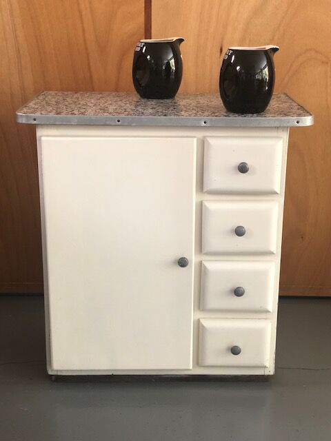 Kitchen service cabinet