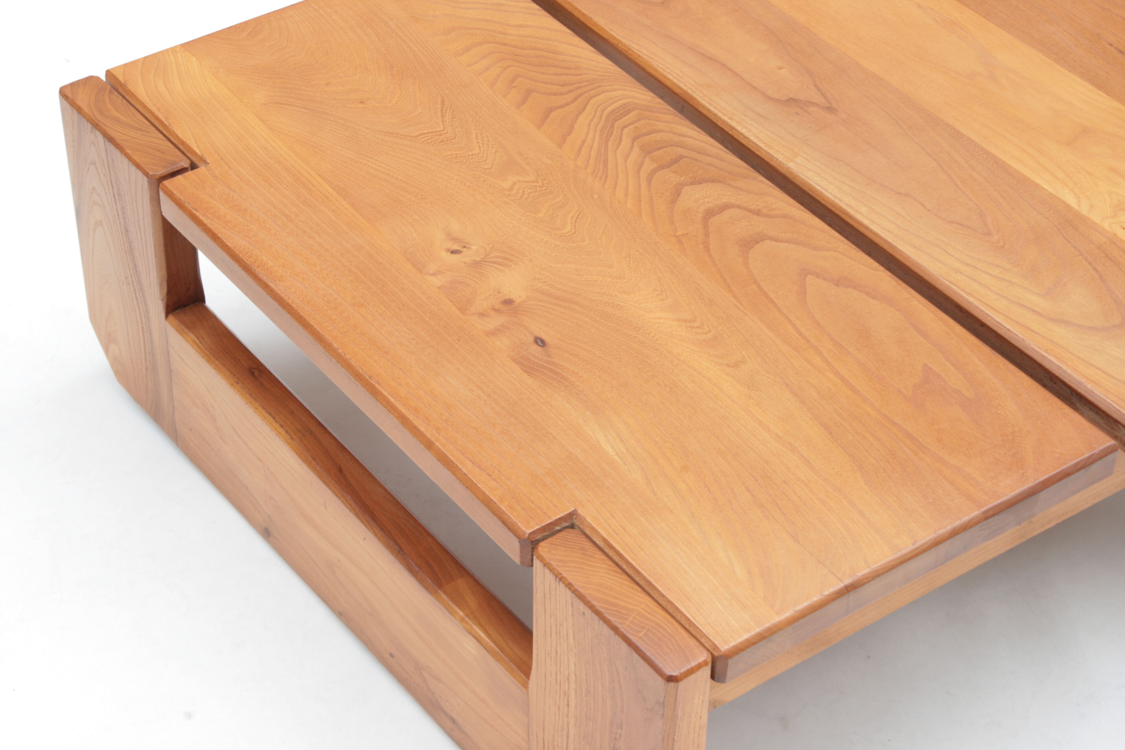 Table basse en orme par la Maison Regain, 1960