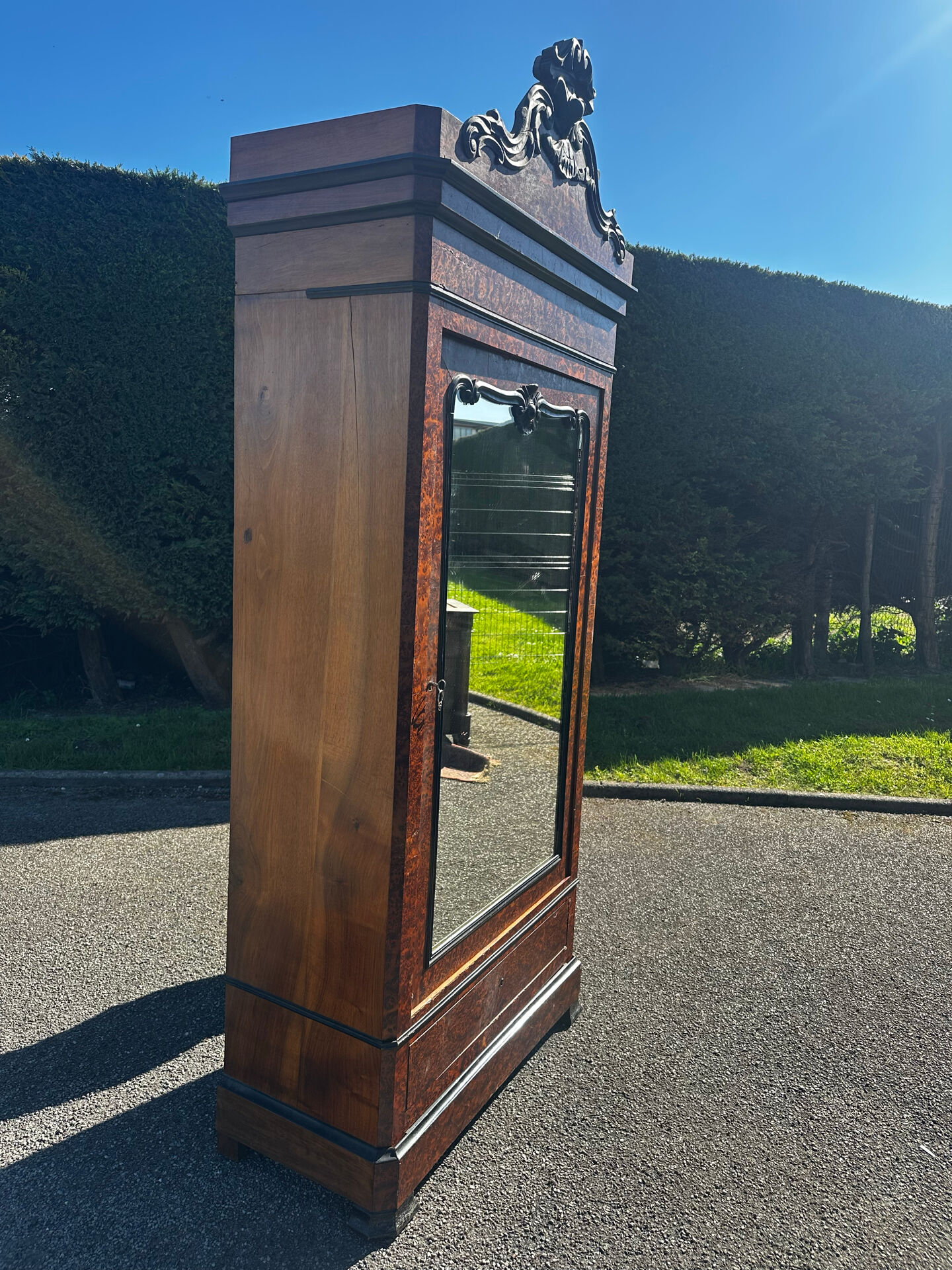 Armoire à glace Napoléon III en placage de loupe