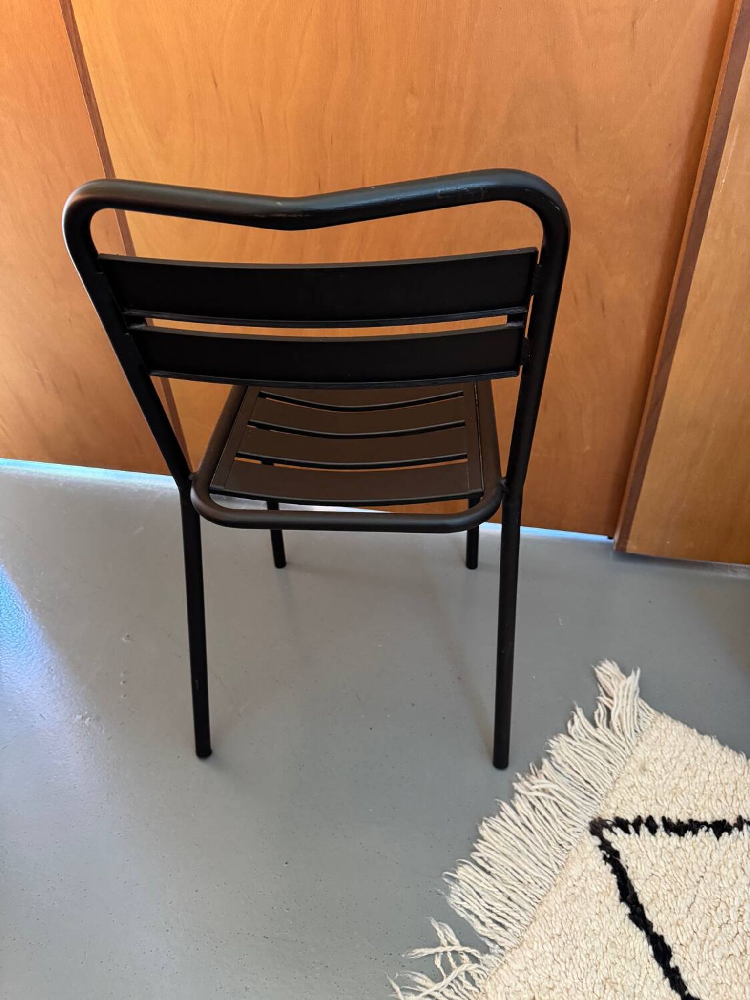 Chaise en métal à lattes noires