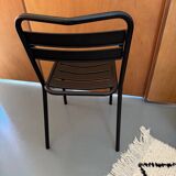 Chaise en métal à lattes noires