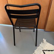 Chaise en métal à lattes noires