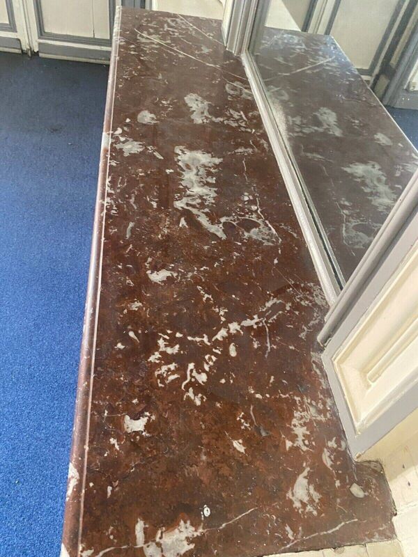 Cheminée de style Louis Philippe en marbre rouge moucheté XX siècle