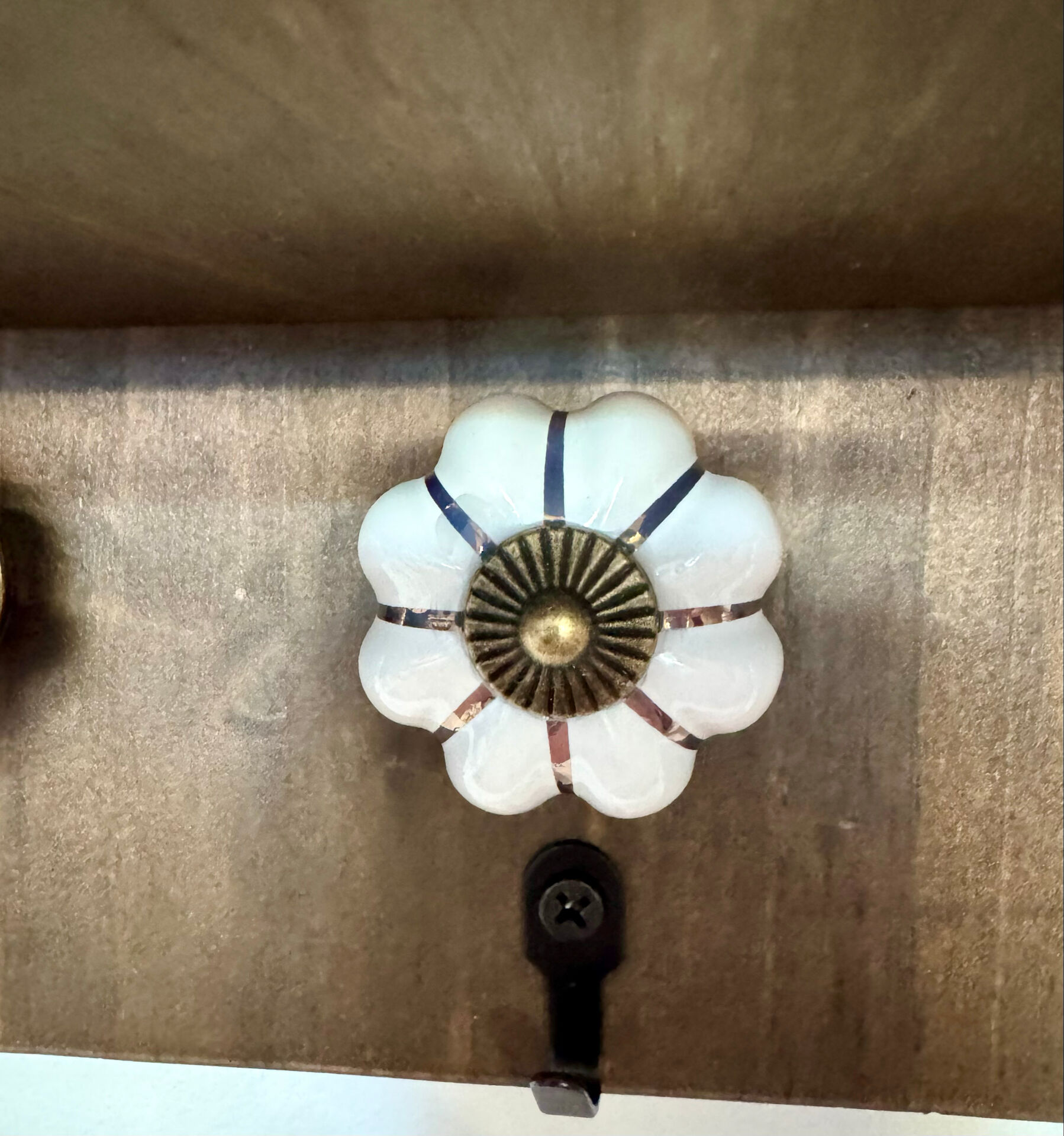 Wall-mounted key holder shelf | ceramic knobs | ceramic knobs