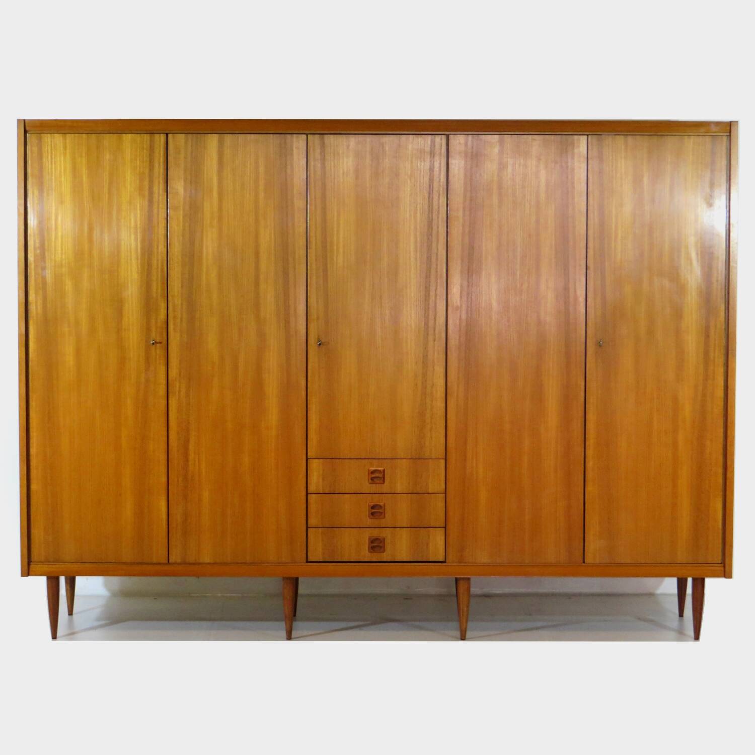 Grand armoire vintage moderne du milieu du siècle à 5 portes en teck, années 1960.