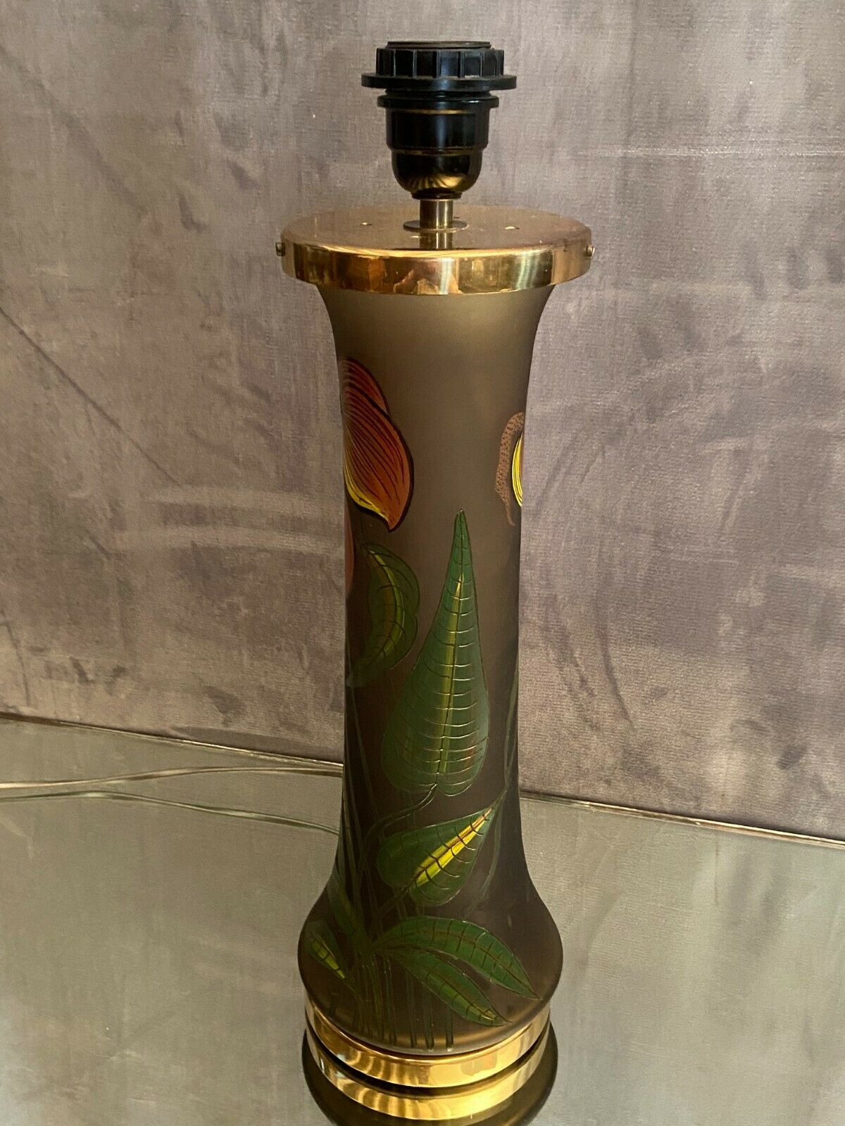 Pied de lampe en verre teinté à décor végétal émaillé