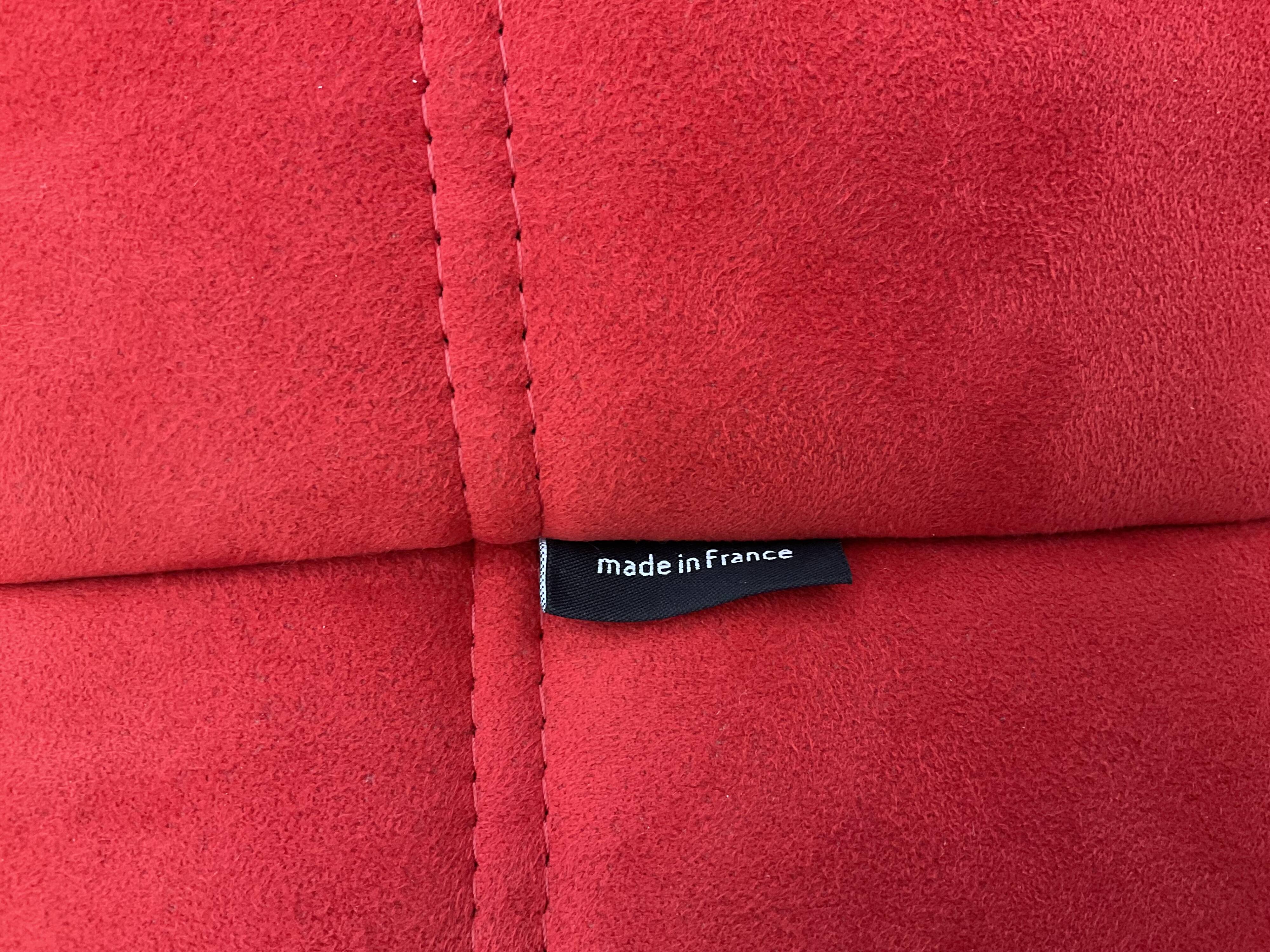 Togo 2-seater sofa in Goya red (red) by Ligne Roset