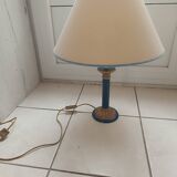 Lampe à poser. En bois bleu marine et dorée. Avec abat-jour. Designer C. D......