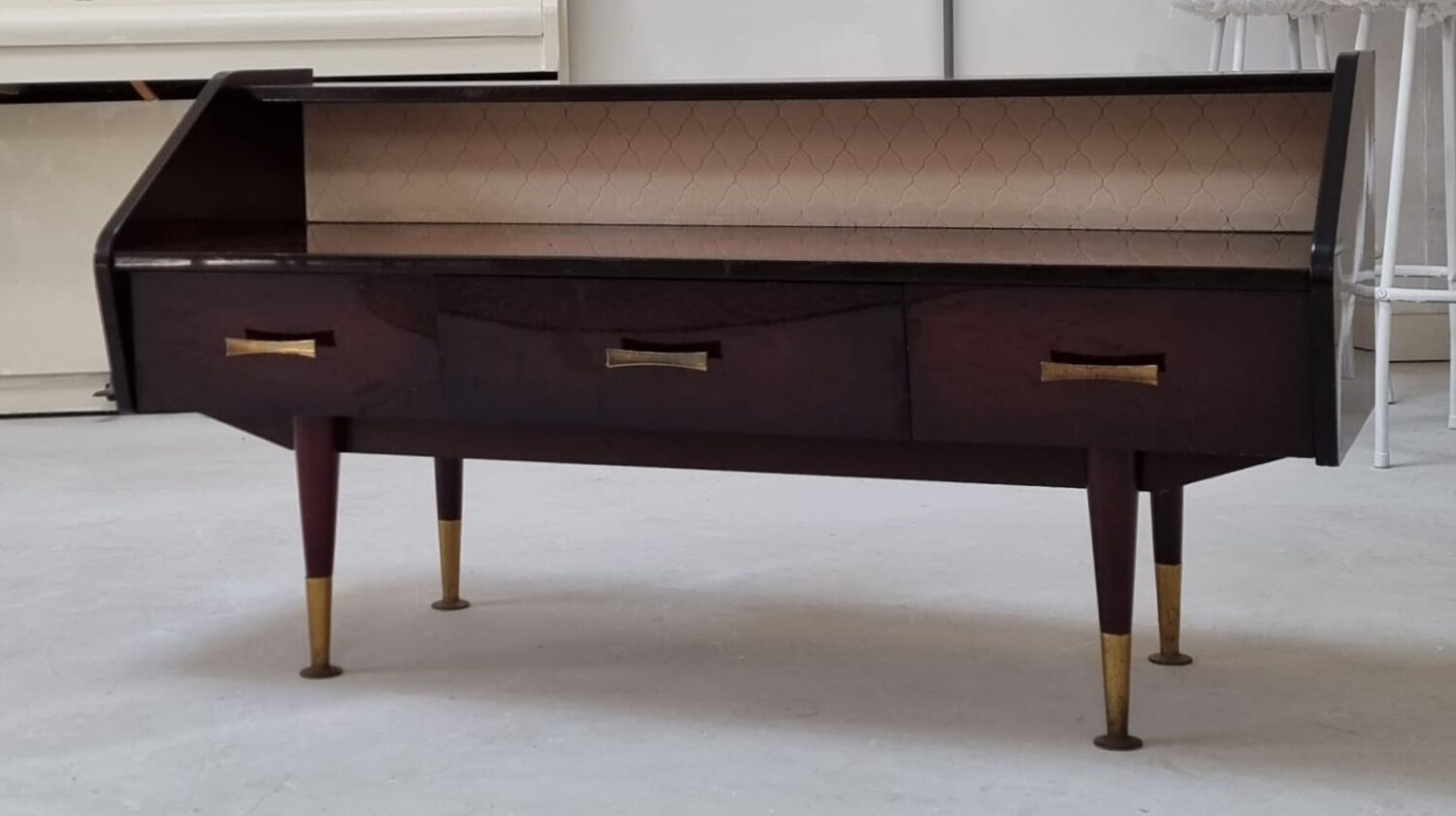 Buffet bas du milieu du siècle