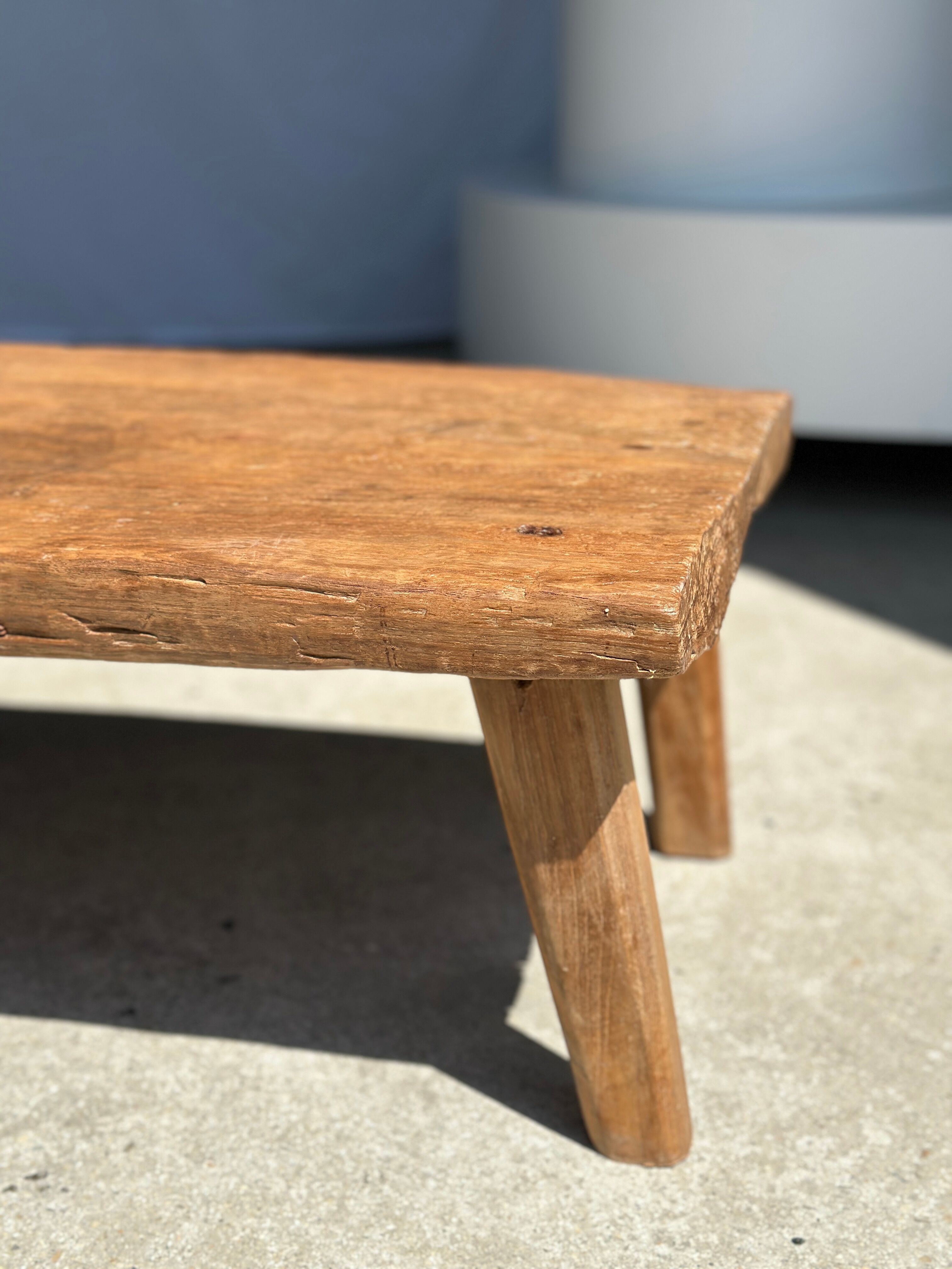 Coffee table in blond teak quadripod