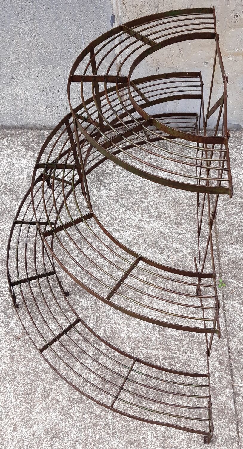 Half-moon plant holder