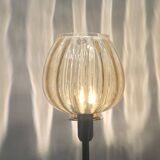 Lampe à poser réalisée avec le globe d'une suspension ancienne en verre strié et doré
