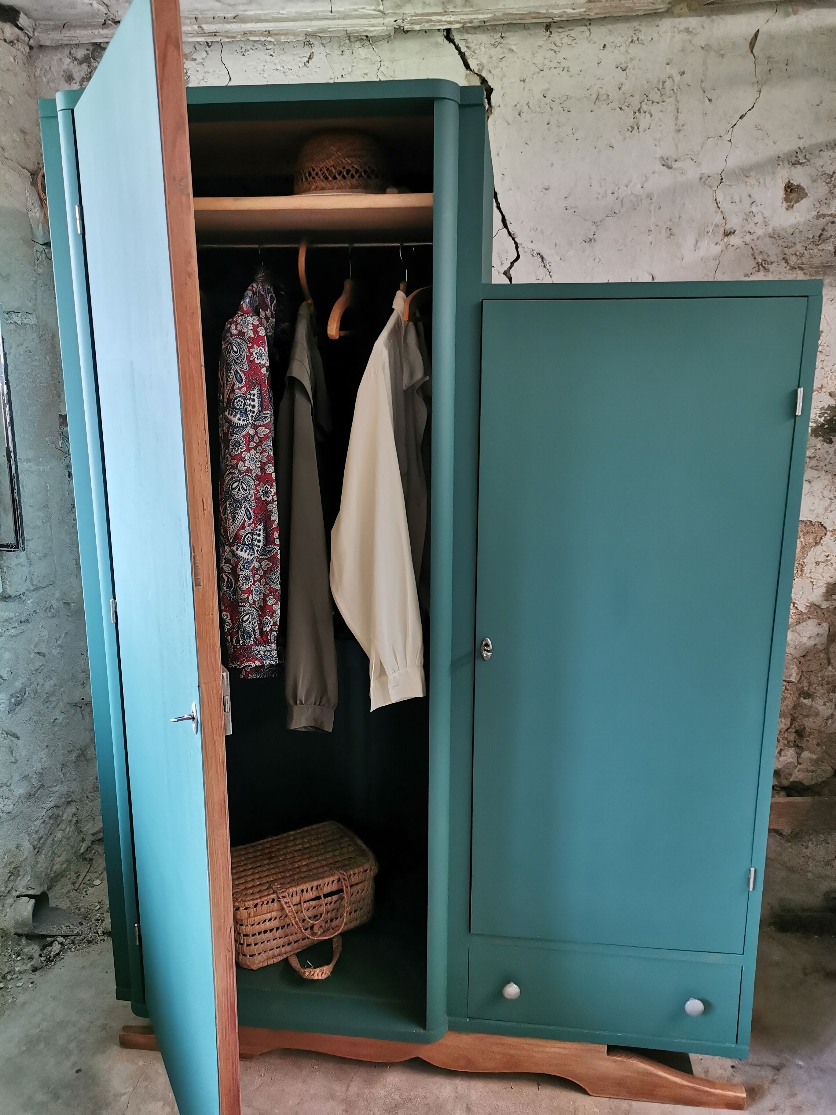 Asymmetrical cabinet