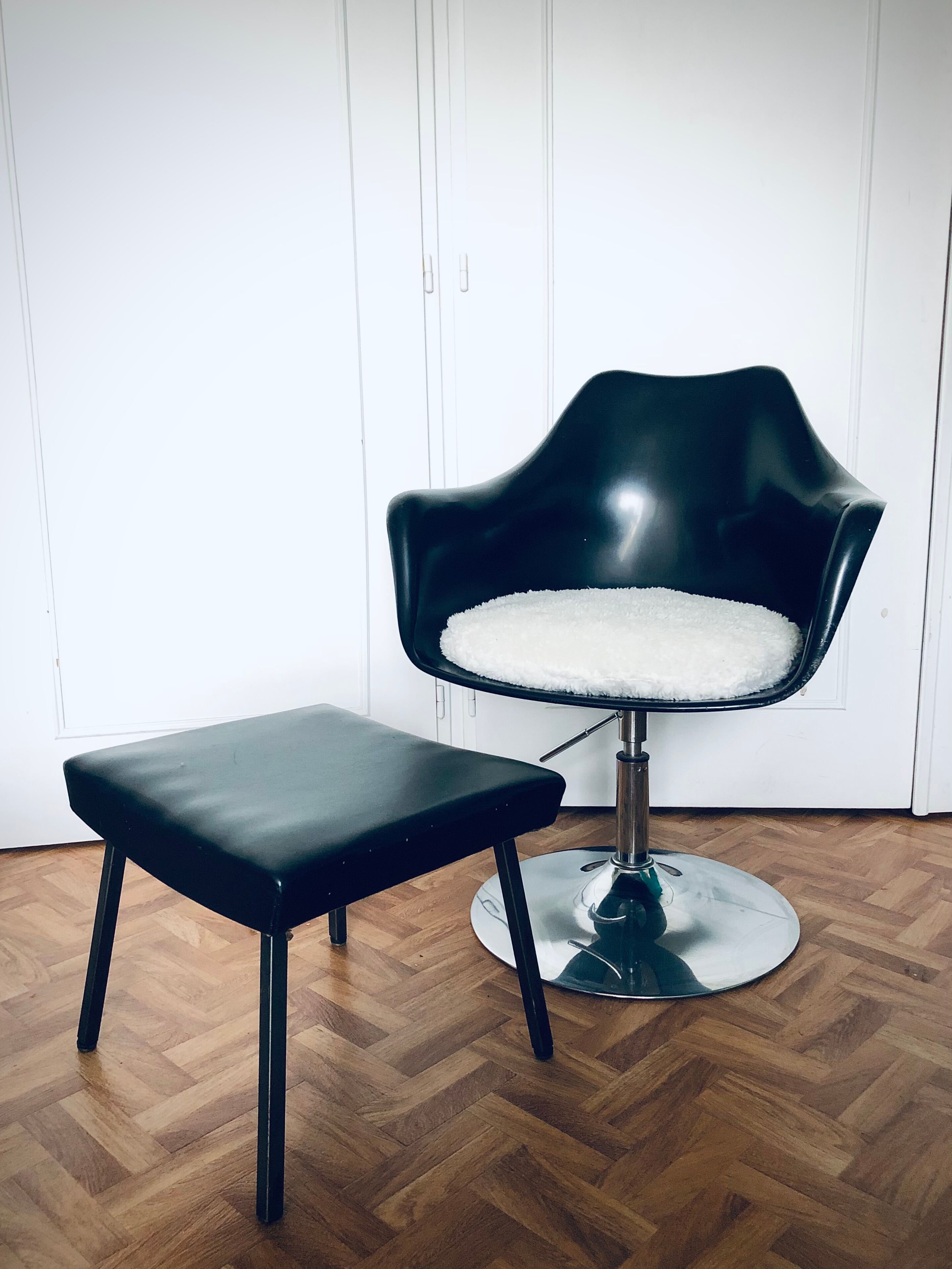 Vintage chair foot tulip