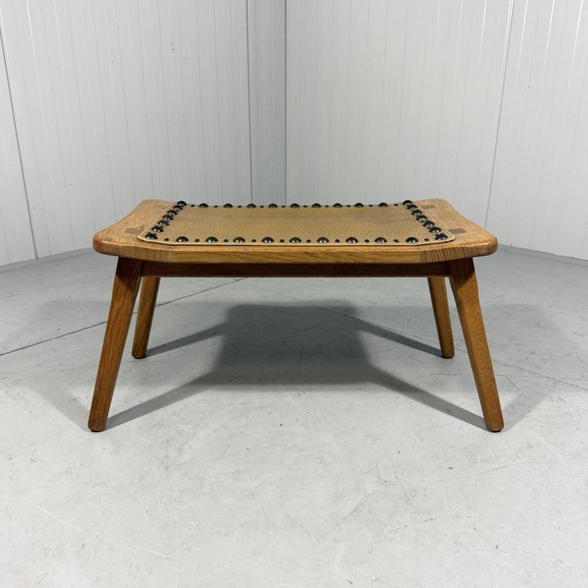 Tabouret en chêne blond spécial, petit banc des années 1960.