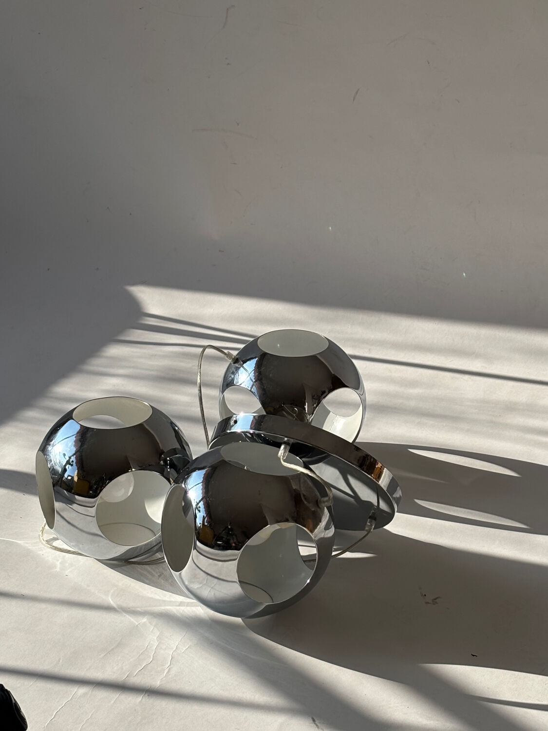 Suspension chrome metal eyeball