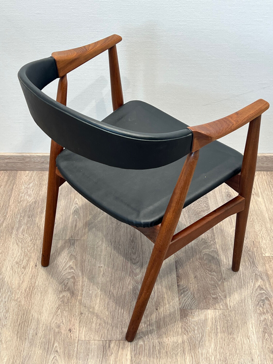 Thomas Harlev chair model 213