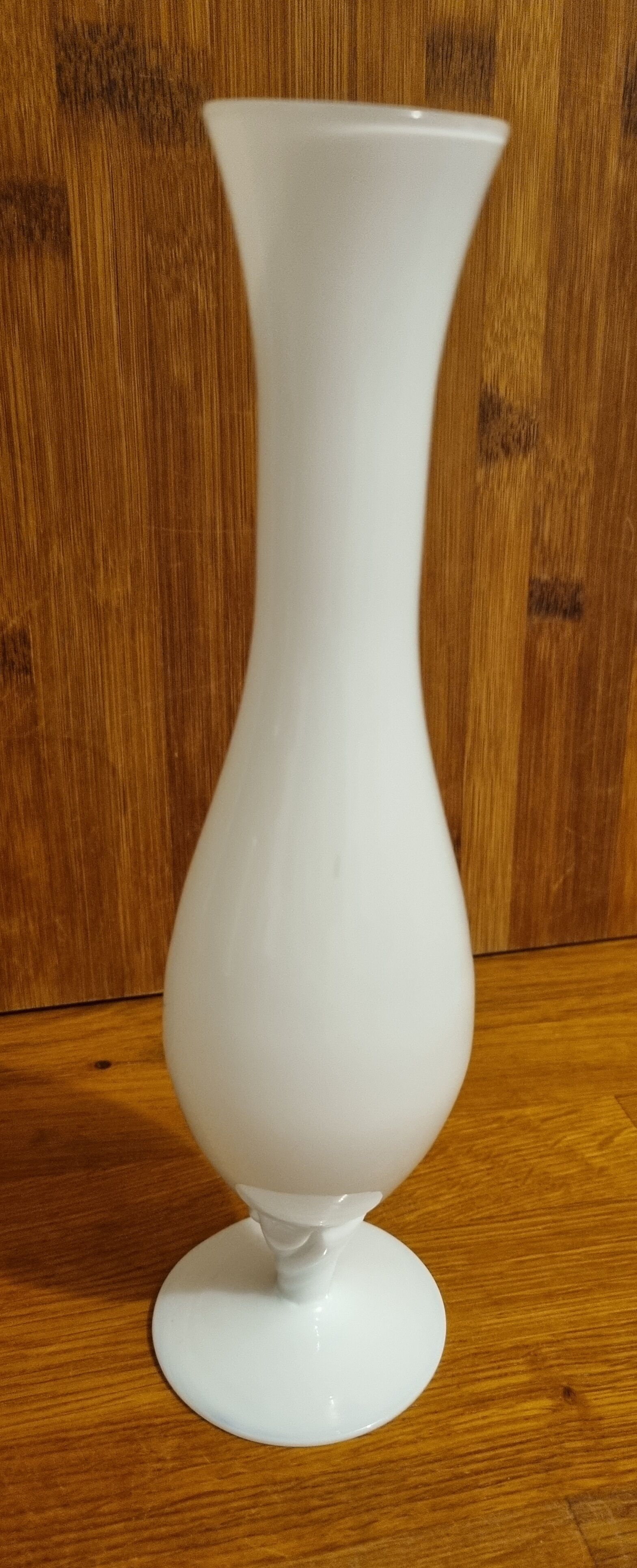 Vase soliflore en opaline blanche