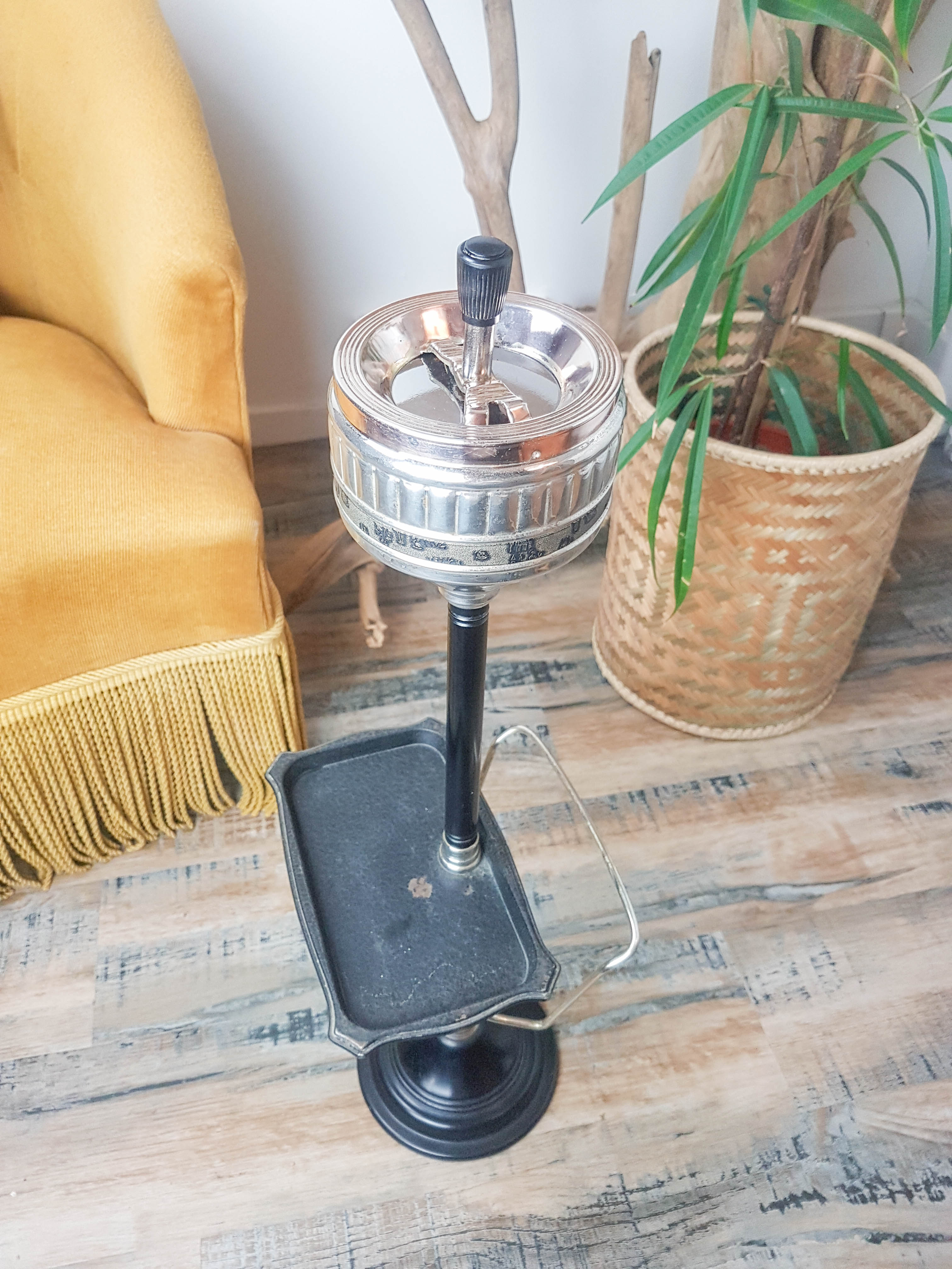 Cendrier sur pied vintage avec tablette et porte revue années 50