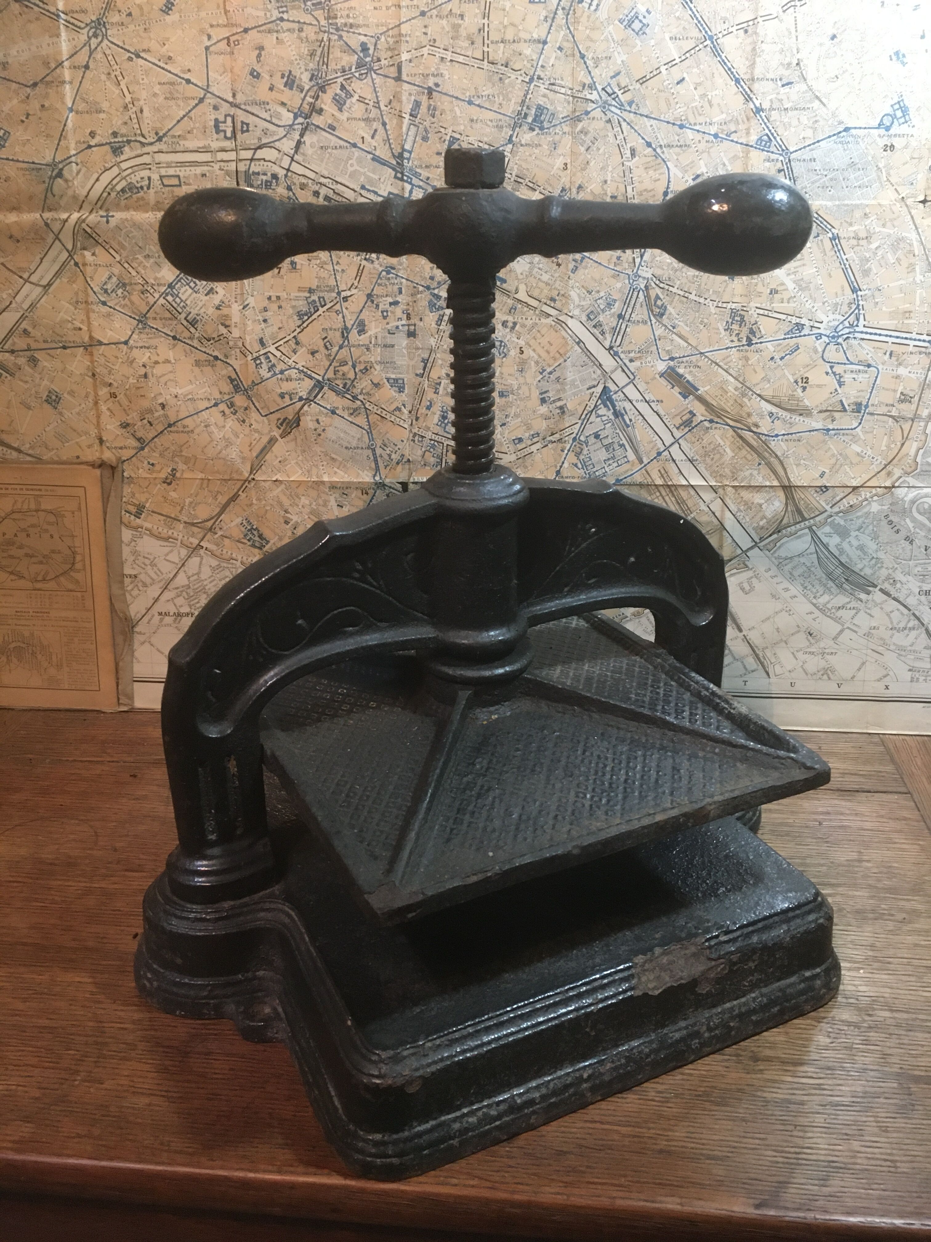Cast iron binding press
