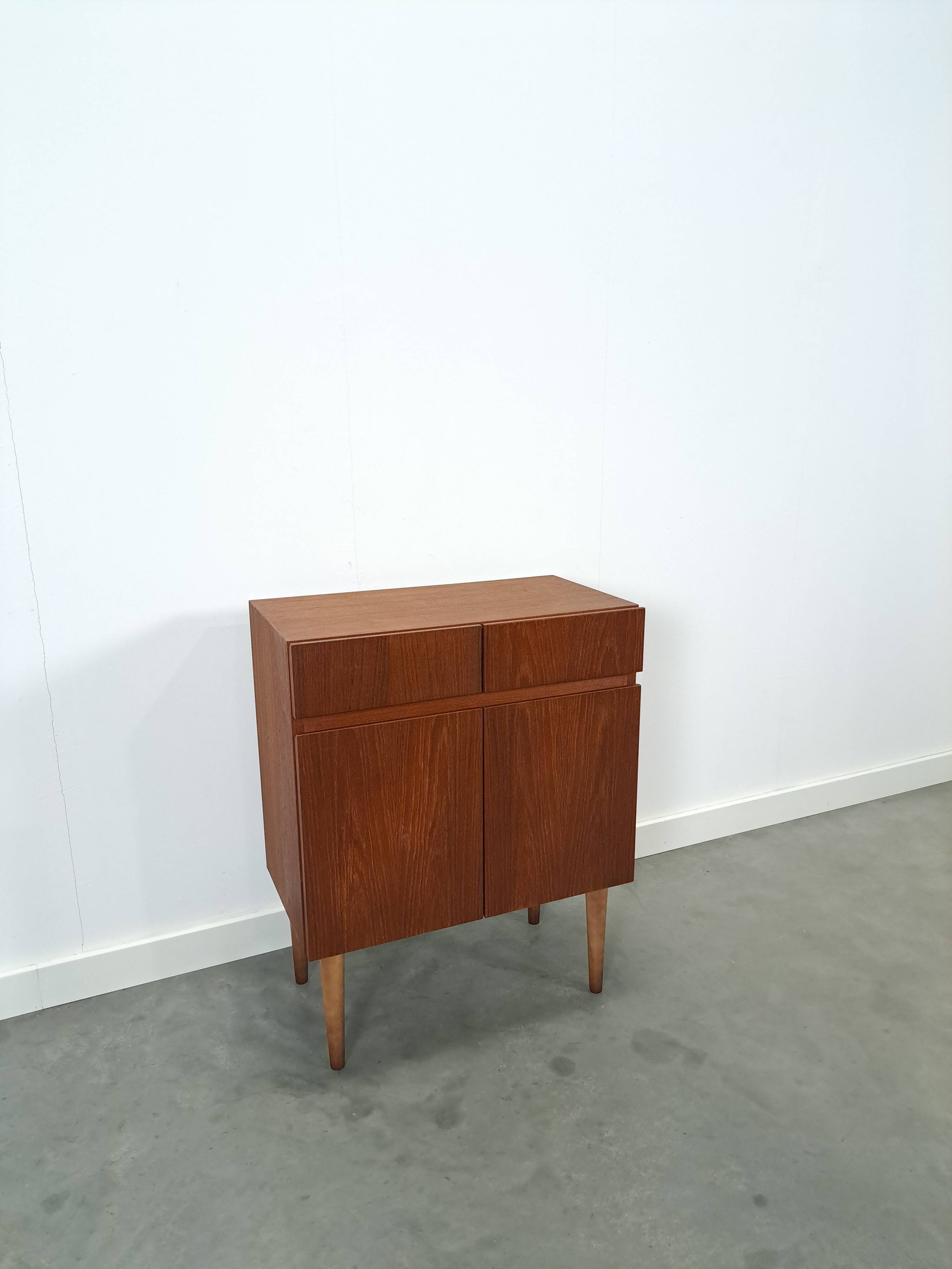 Teak fineer kastje met lades, nr. 2