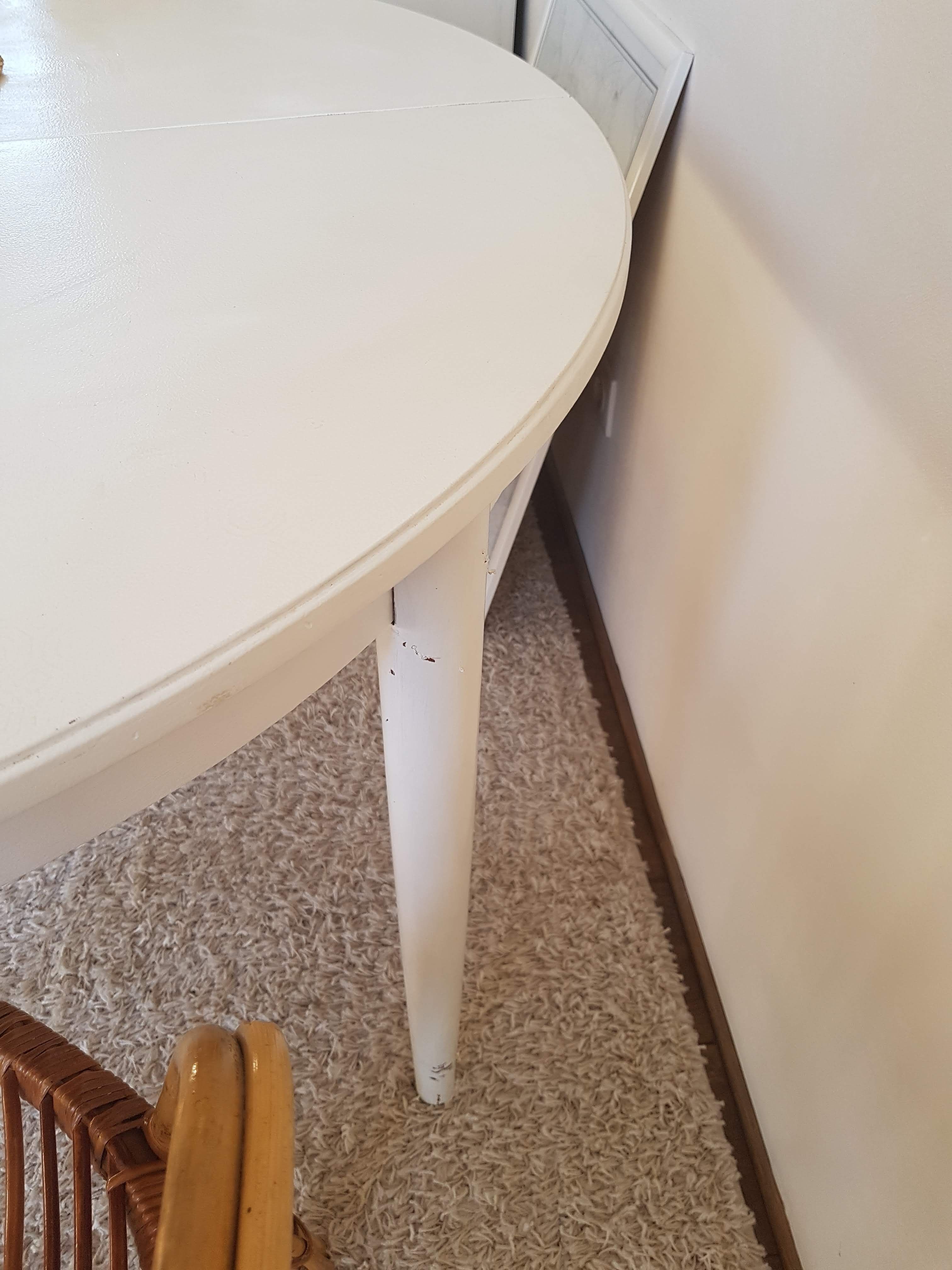 Scandinavian extendable table with butterfly extensions