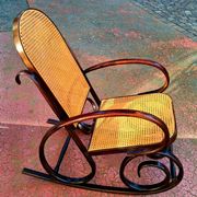 Fauteuil basculant dit rocking chair. Bois courbé et canage.
