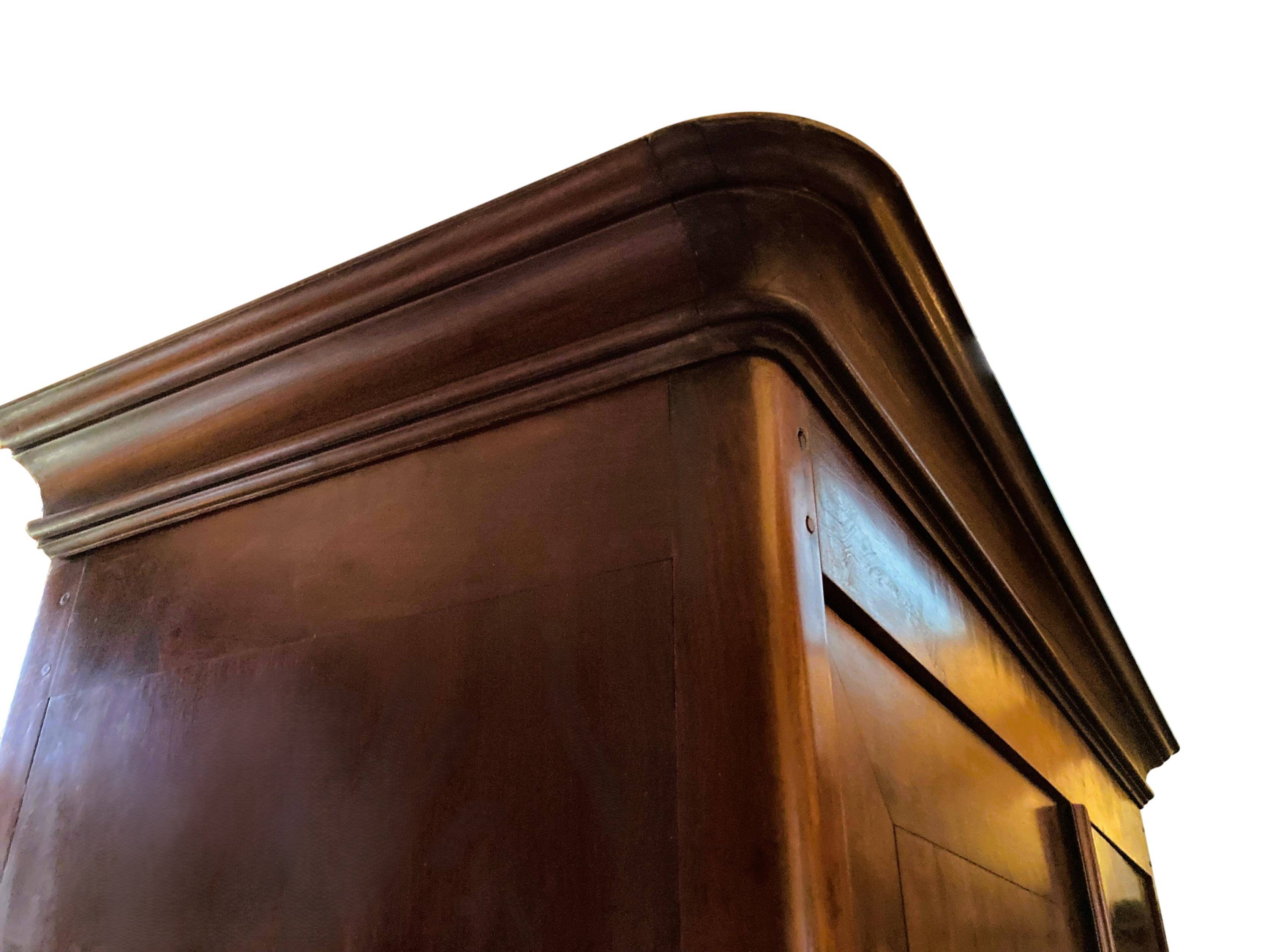 Petite armoire de port en acajou XVIIIe siècle