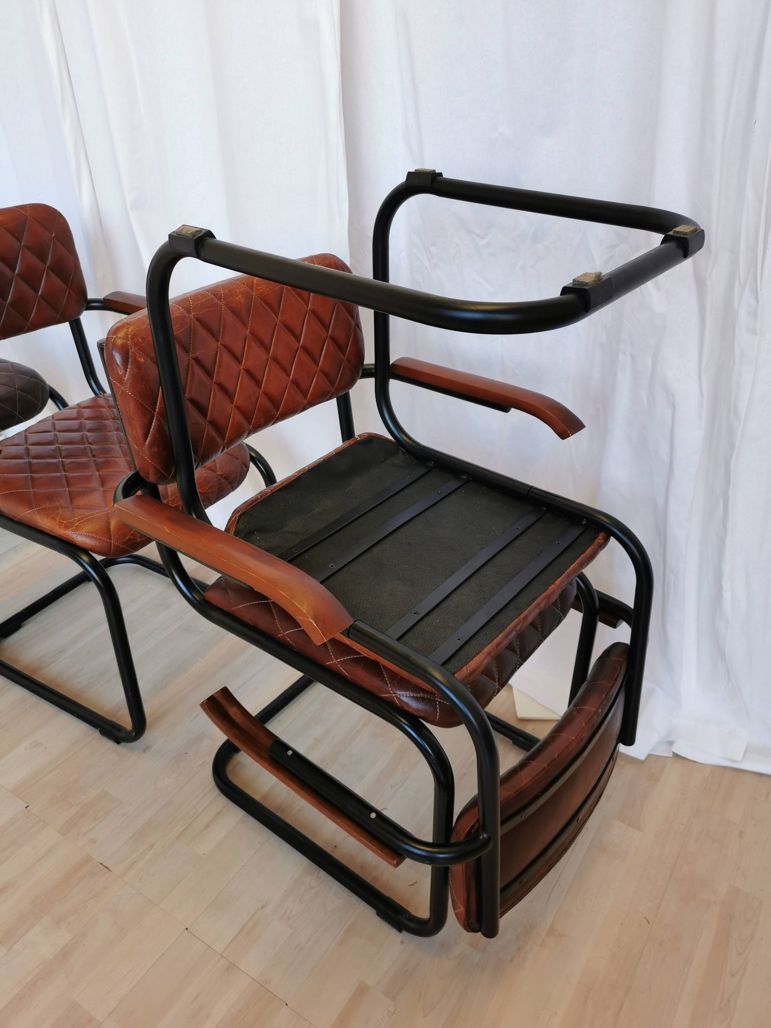 Lot de 4 chaises de salle à manger vintage en cuir matelassé : base en métal noir