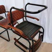 Lot de 4 chaises de salle à manger vintage en cuir matelassé : base en métal noir