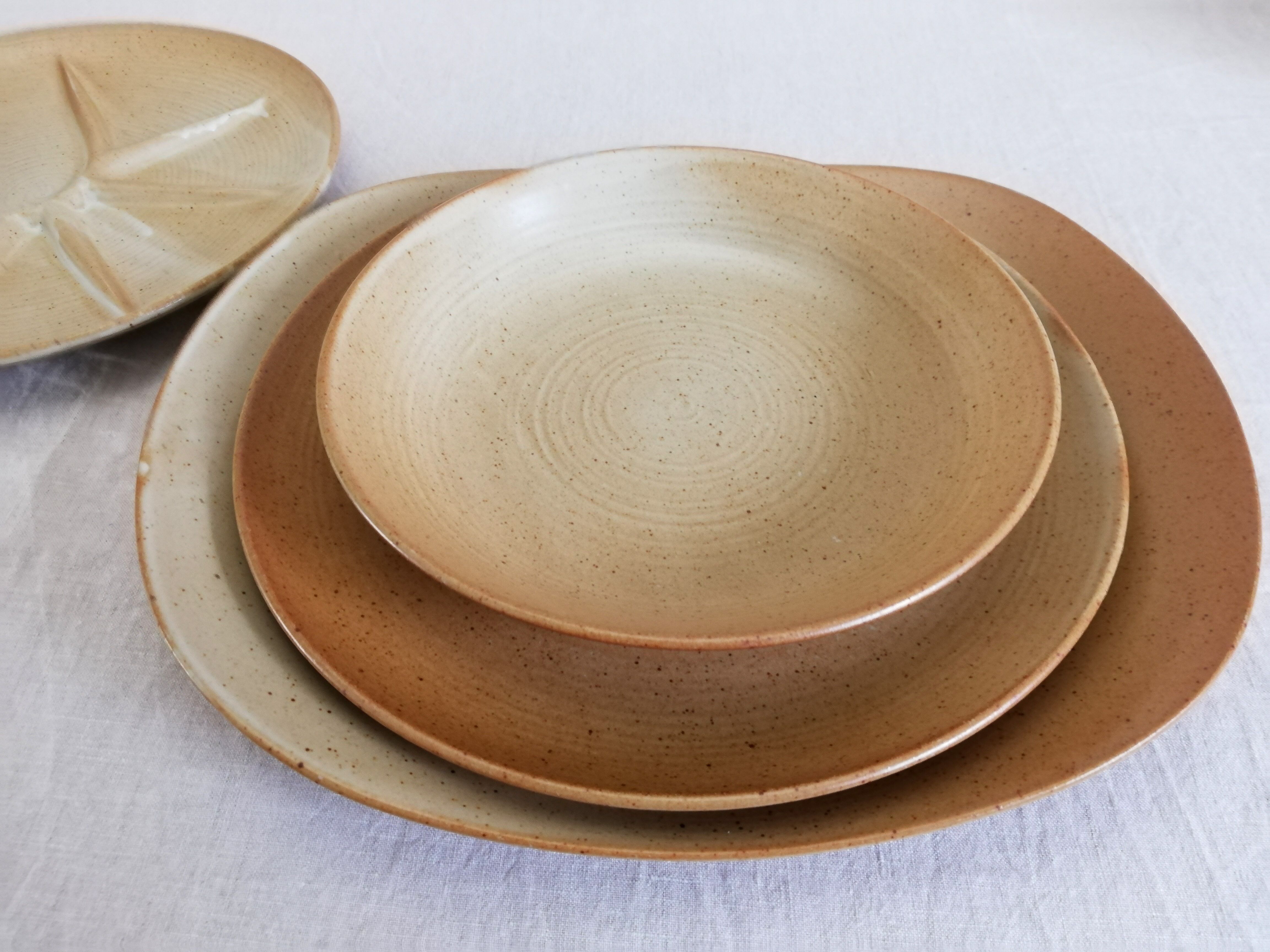 Service 15 flat plates Grès Village CNP France