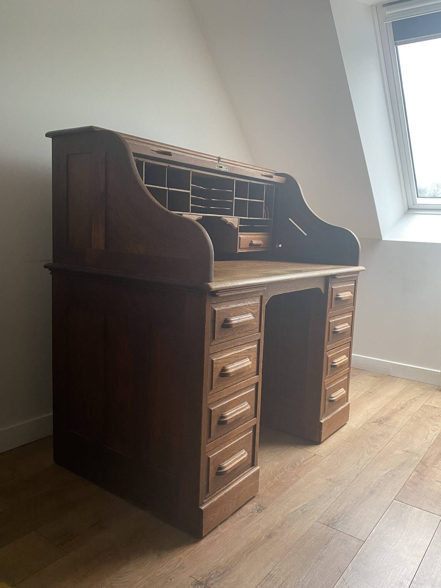 American roll-top desk in solid oak, also known as "Roll desk top".