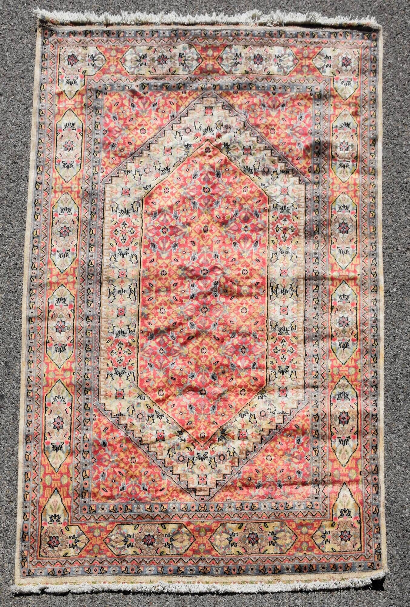 Jihangie wool and silk oriental carpet : 1.28 x 1.90 m